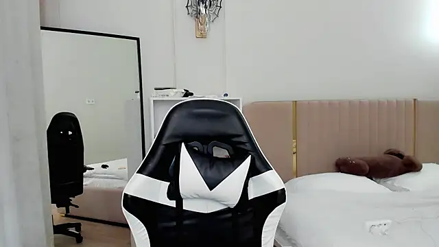 Snapshot of may_mia chatting on November 12, 3:40 am may mia online show from November 12, 3:40 am