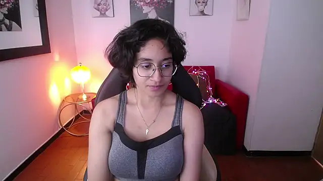 Lili Gomez  online show from February 18, 4:48 pm