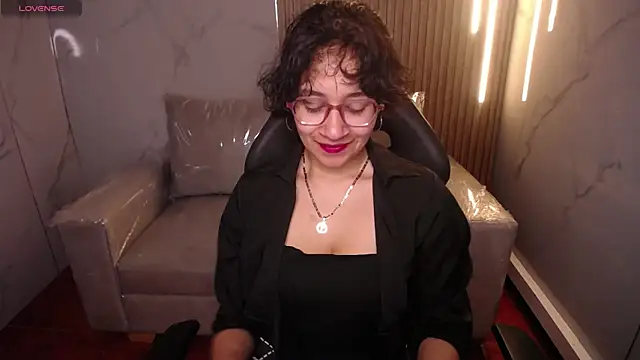 Lili Gomez  online show from November 21, 1:43 pm