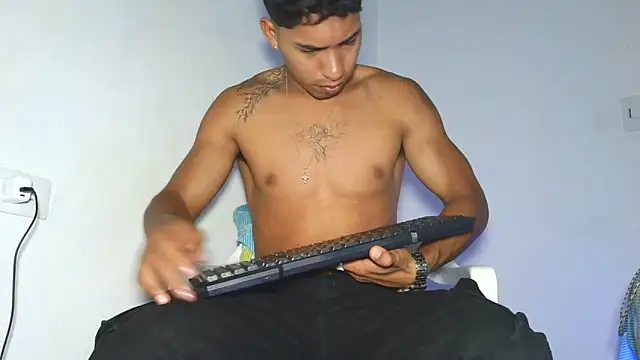 Snapshot of maximo_vega_newv chatting on April 4, 9:01 pm maximo vega newv online show from April 4, 9:01 pm