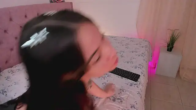 Lia Sweett  online show from February 10, 4:33 pm