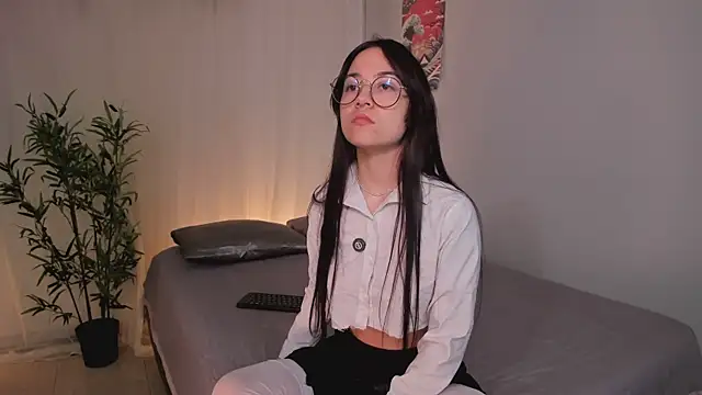 Lia Sweett  online show from June 11, 4:27 pm