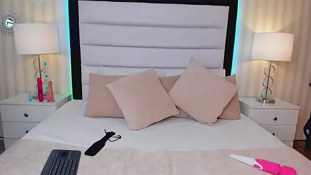 GenessisLee online show from December 12, 7:37 pm