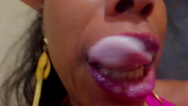 Snapshot of KamariaFyre chatting on February 5, 8:00 am KamariaFyre online show from February 5, 8:00 am