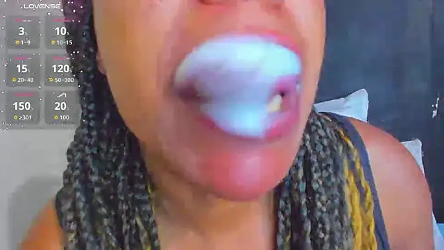 Snapshot of KamariaFyre chatting on October 14, 1:56 pm KamariaFyre online show from October 14, 1:56 pm