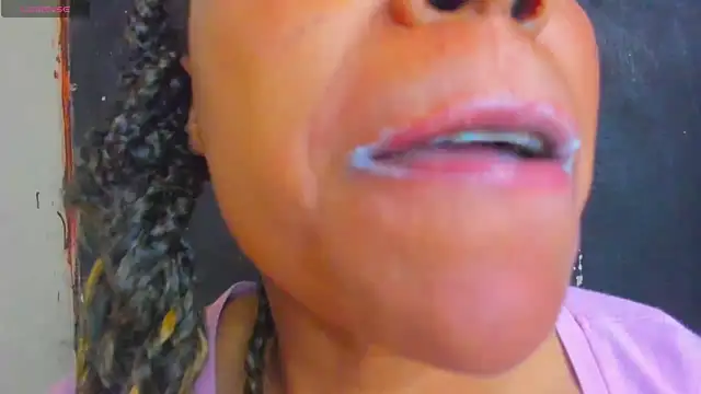 Snapshot of KamariaFyre chatting on October 28, 3:54 am KamariaFyre online show from October 28, 3:54 am