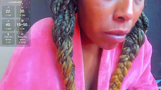 Snapshot of KamariaFyre chatting on October 30, 2:24 am KamariaFyre online show from October 30, 2:24 am