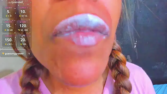 Snapshot of KamariaFyre chatting on November 29, 3:20 am KamariaFyre online show from November 29, 3:20 am