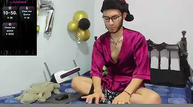 Snapshot of alexdesire chatting on December 17, 12:54 pm alexdesire online show from December 17, 12:54 pm