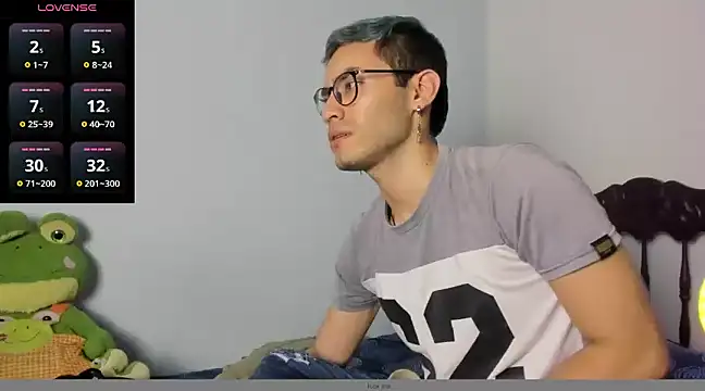 Snapshot of alexdesire chatting on December 21, 1:36 am alexdesire online show from December 21, 1:36 am