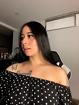 Snapshot of Zoee_t chatting on December 14, 12:05 am Zoee t online show from December 14, 12:05 am