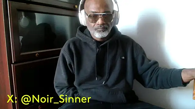 Snapshot of sinnernoir chatting on May 4, 1:07 pm sinnernoir online show from May 4, 1:07 pm