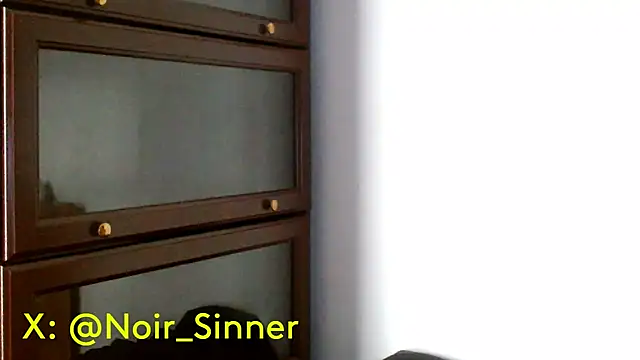 Snapshot of sinnernoir chatting on May 6, 12:43 pm sinnernoir online show from May 6, 12:43 pm