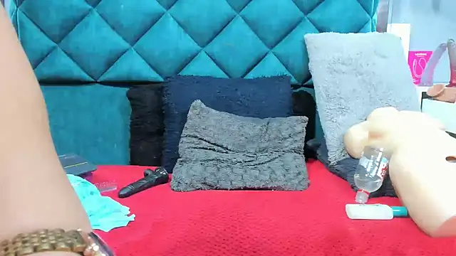 Snapshot of PENELOPELEWISs chatting on September 28, 8:42 am PENELOPELEWISs online show from September 28, 8:42 am