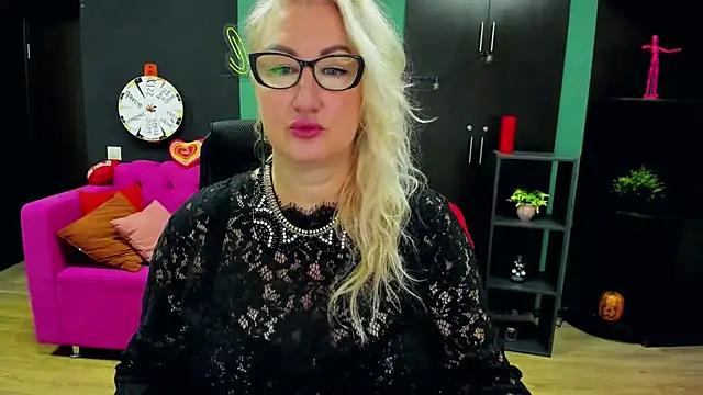 Snapshot of ChristyBrooks chatting on November 19, 6:13 am ChristyBrooks online show from November 19, 6:13 am