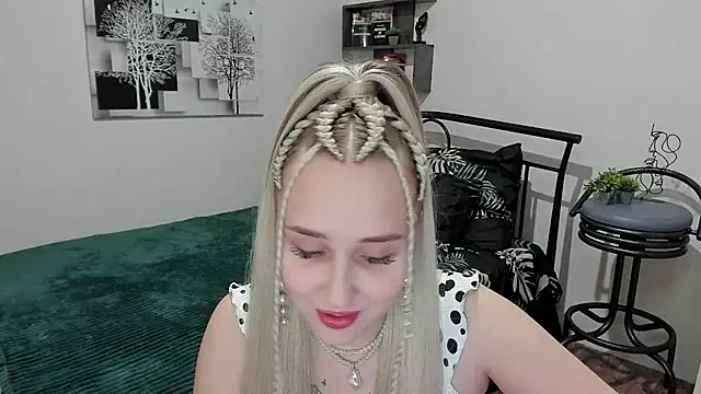 LinaTruly online show from February 19, 8:31 pm