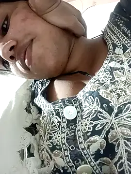 Snapshot of Haniya-143 chatting on December 14, 11:07 am Haniya-143 online show from December 14, 11:07 am