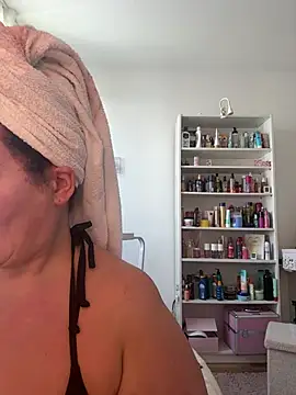 Snapshot of Engel_mia chatting on June 22, 8:44 am Engel mia online show from June 22, 8:44 am