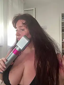 Snapshot of Engel_mia chatting on June 25, 9:47 am Engel mia online show from June 25, 9:47 am