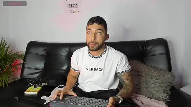 Snapshot of Sweet_and_caramel chatting on February 5, 10:44 pm Sweet and caramel online show from February 5, 10:44 pm