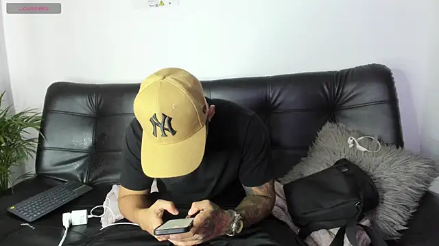 Snapshot of Sweet_and_caramel chatting on February 6, 6:13 pm Sweet and caramel online show from February 6, 6:13 pm