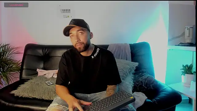 Snapshot of Sweet_and_caramel chatting on March 9, 10:19 pm Sweet and caramel online show from March 9, 10:19 pm