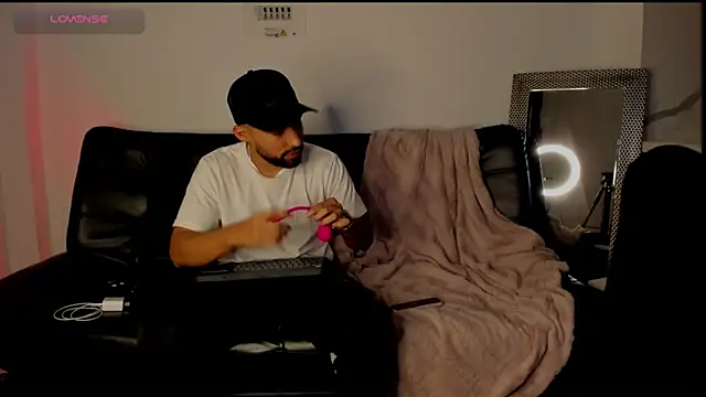 Snapshot of Sweet_and_caramel chatting on March 11, 9:37 pm Sweet and caramel online show from March 11, 9:37 pm