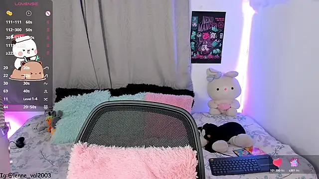 Snapshot of Lenneval1 chatting on January 1, 6:26 am Lenneval1 online show from January 1, 6:26 am