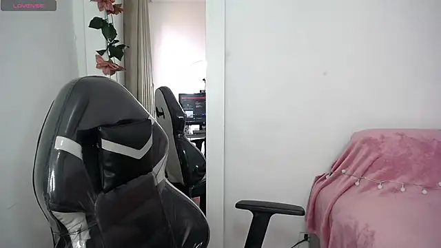 Snapshot of SaraBraun_ chatting on March 12, 8:10 pm SaraBraun online show from March 12, 8:10 pm