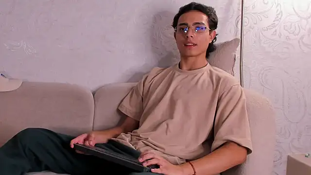Snapshot of JoshRashfordd chatting on October 12, 11:31 am JoshRashfordd online show from October 12, 11:31 am