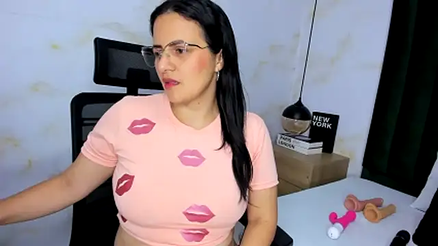 Snapshot of africa_holmes chatting on November 13, 2:21 am africa holmes online show from November 13, 2:21 am