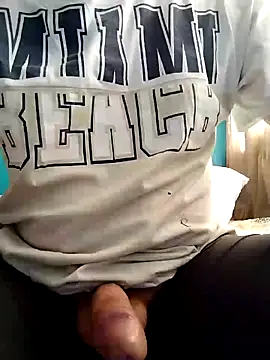 Snapshot of Bombi22 chatting on December 16, 7:10 pm Bombi22 online show from December 16, 7:10 pm