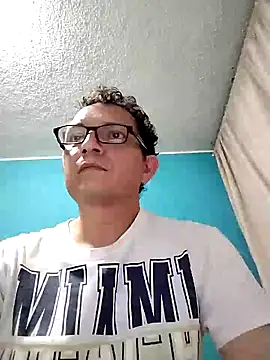 Snapshot of Bombi22 chatting on December 17, 2:55 am Bombi22 online show from December 17, 2:55 am