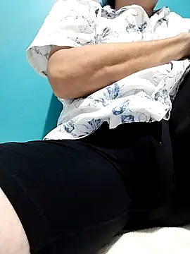 Snapshot of Bombi22 chatting on January 2, 4:30 am Bombi22 online show from January 2, 4:30 am