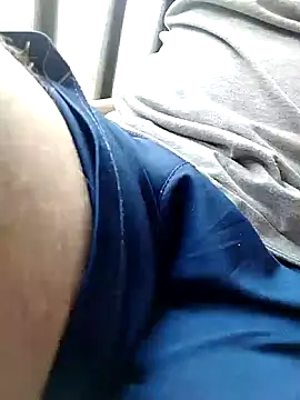 Snapshot of Bombi22 chatting on January 4, 3:39 pm Bombi22 online show from January 4, 3:39 pm