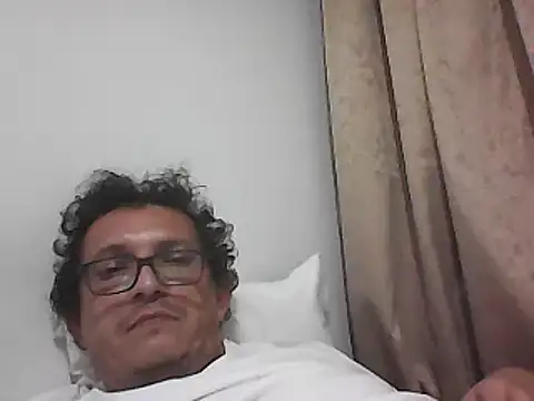 Snapshot of Bombi22 chatting on November 2, 6:05 am Bombi22 online show from November 2, 6:05 am