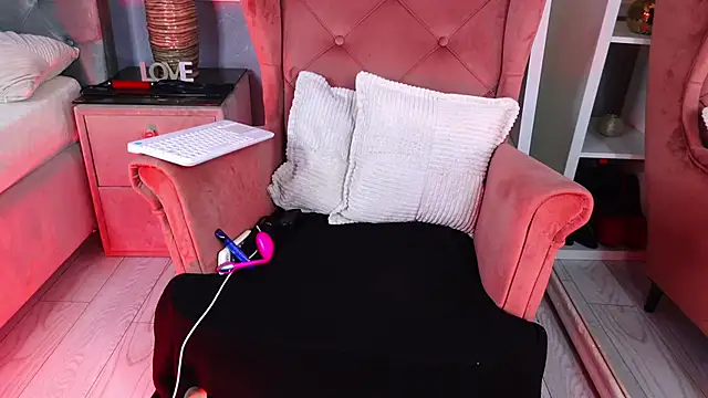 Snapshot of AQueenMonica chatting on September 9, 4:28 pm AQueenMonica online show from September 9, 4:28 pm