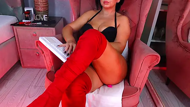 Snapshot of AQueenMonica chatting on November 10, 4:33 am AQueenMonica online show from November 10, 4:33 am