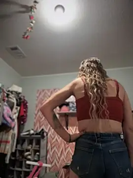 Snapshot of PrettiPluto chatting on December 14, 2:33 pm PrettiPluto online show from December 14, 2:33 pm