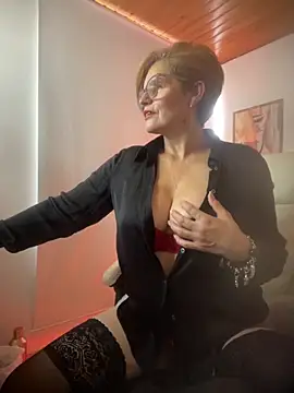 Snapshot of Adeellee_ chatting on October 12, 2:27 pm Adeellee online show from October 12, 2:27 pm