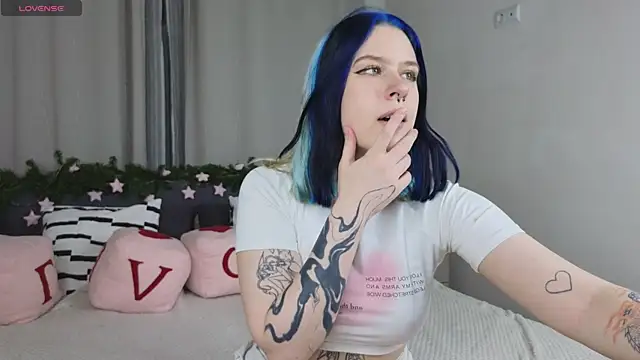 Snapshot of tender_kiitty chatting on December 20, 3:19 pm tender kiitty online show from December 20, 3:19 pm