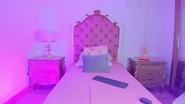 Snapshot of rebeca_watsson chatting on November 24, 11:32 am rebeca watsson online show from November 24, 11:32 am