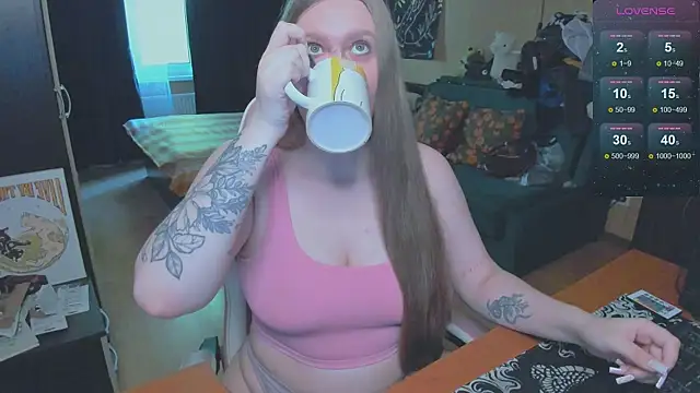 Snapshot of Alice_Dreamgirl_ chatting on June 7, 10:19 am Alice Dreamgirl online show from June 7, 10:19 am