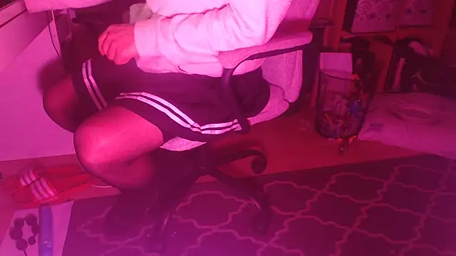 dirtynylonboy33 online show from March 6, 9:00 pm