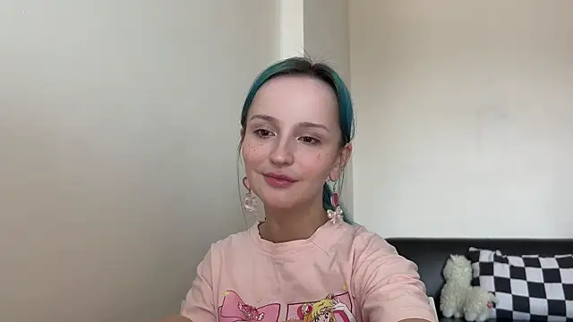 Snapshot of bumble_bee chatting on December 19, 6:56 am bumble bee online show from December 19, 6:56 am