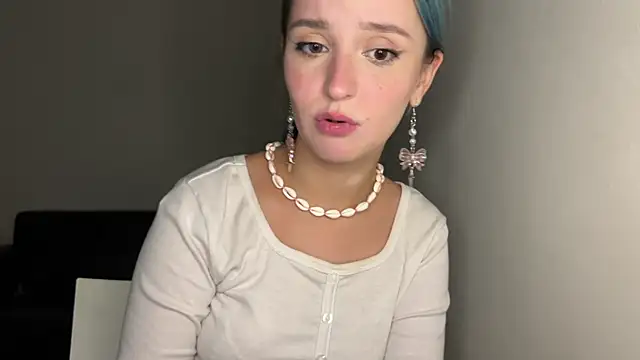 Snapshot of bumble_bee chatting on March 2, 1:38 pm bumble bee online show from March 2, 1:38 pm