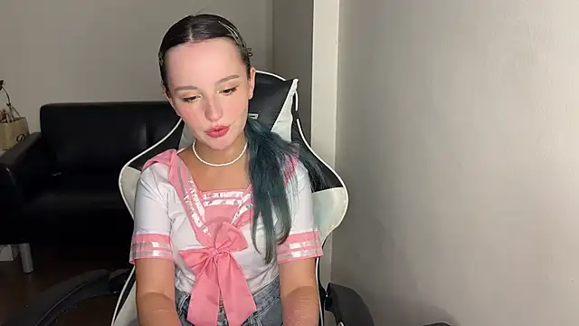 Snapshot of bumble_bee chatting on March 14, 7:34 pm bumble bee online show from March 14, 7:34 pm