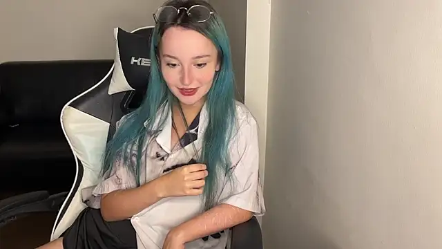 Snapshot of bumble_bee chatting on March 16, 12:22 pm bumble bee online show from March 16, 12:22 pm