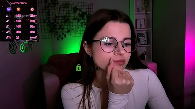 Snapshot of berry_alma chatting on December 14, 8:24 pm berry alma online show from December 14, 8:24 pm