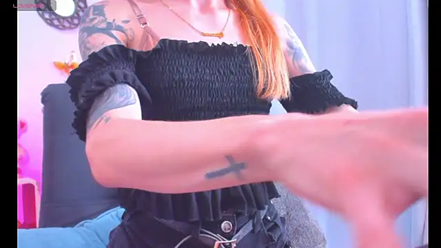 Snapshot of GabbyHills chatting on December 14, 1:38 pm GabbyHills online show from December 14, 1:38 pm